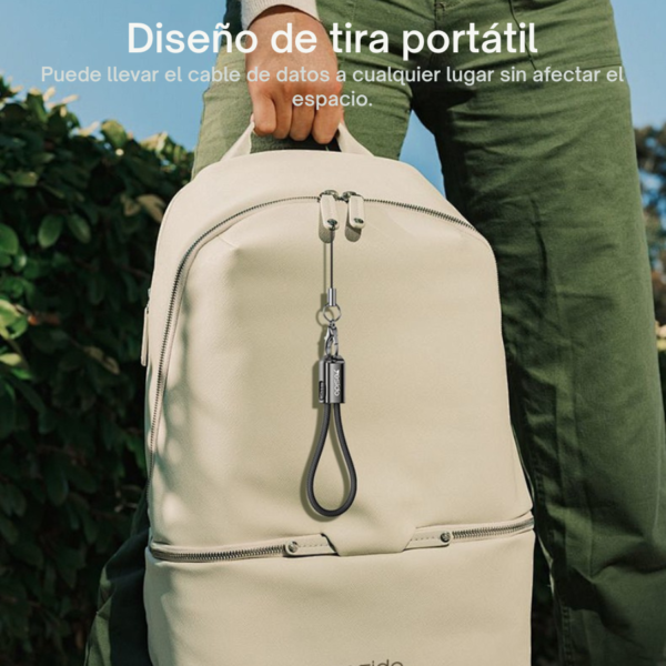 Cable llavero Yesido CA178 colgado en mochila Cable llavero para iPhone Yesido CA178 colgado de una mochila gracias a su diseño de tira portátil
