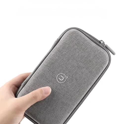 Estuche organizador para power bank y cables Usams ZB263 color gris en la mano