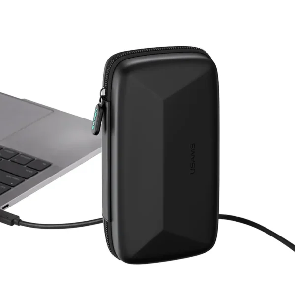 Estuche para accesorios electrónicos Usams JANE06 negro junto a una laptop
