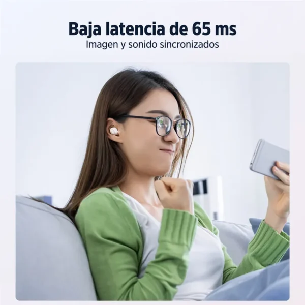 Mujer jugando en el celular con audífonos Joyroom DB2 de baja latencia de 65 ms