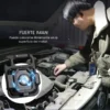 Linterna LED con imán pegada al carro para revisar el motor