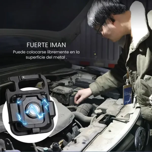 Linterna LED con imán pegada al carro para revisar el motor