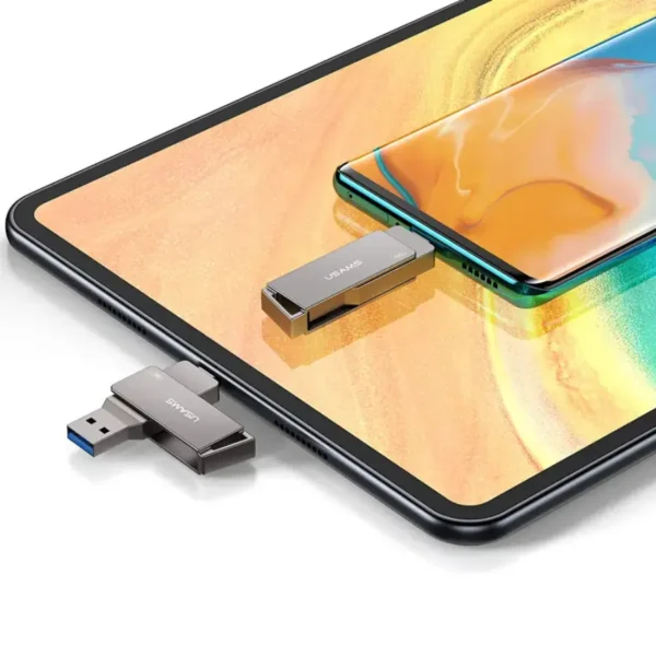 Pendrive para celular Usams ZB198 conectado por USB-C a un celular y por USB 3.0 junto a una tablet