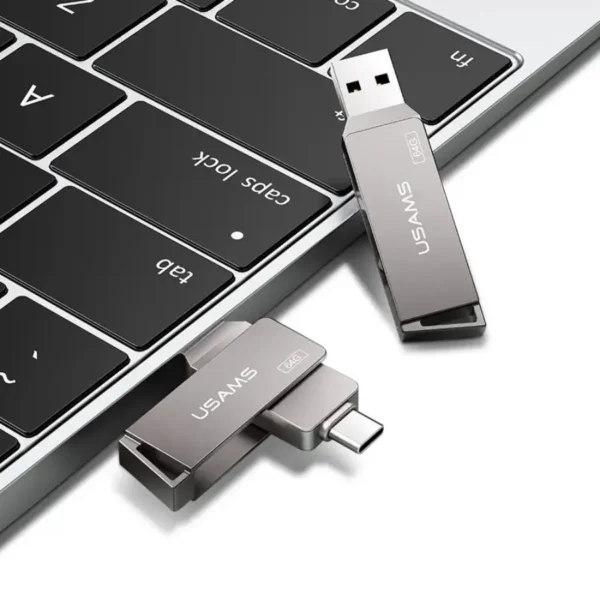 Dos pendrives Usams ZB198 junto al teclado de una laptop, uno con el conector USB 3.0 y otro con el USB-C