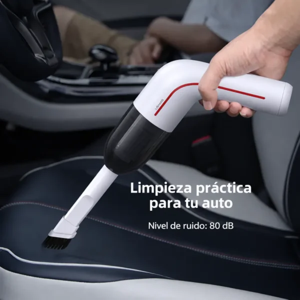 Mini aspiradora inalámbrica para carro Usams ZB253 limpiando el asiento de un auto, nivel de ruido de 80 dB