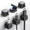 Organizador magnético Joyroom JR-ZS368 – Presentación y uso Organizadores magnéticos Joyroom JR-ZS368 negros, abiertos y cerrados, sujetando cables Lightning, USB-C y HDMI.