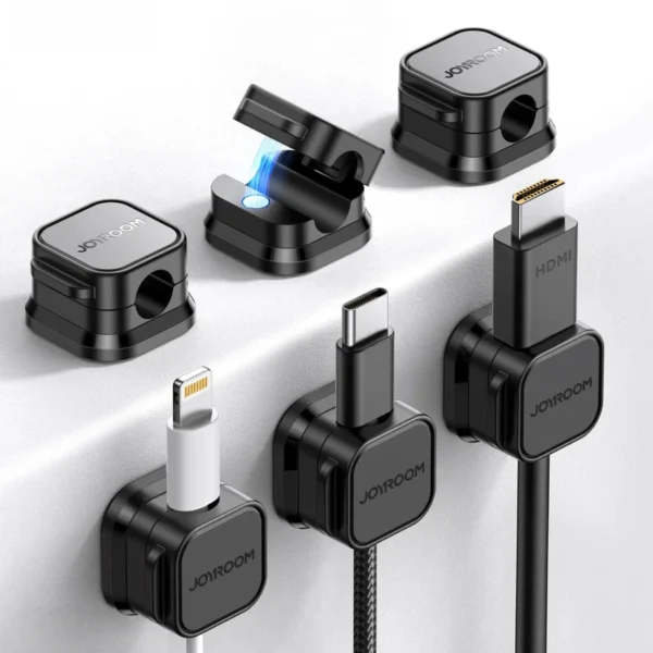 Organizador magnético Joyroom JR-ZS368 – Presentación y uso Organizadores magnéticos Joyroom JR-ZS368 negros, abiertos y cerrados, sujetando cables Lightning, USB-C y HDMI.