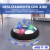 Disco de fútbol con luces sobre baldosas y flechas que ilustran el deslizamiento asistido por aire.