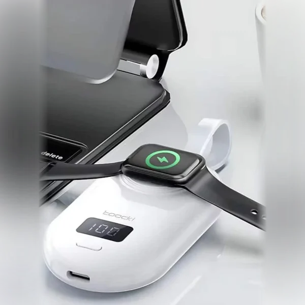 Apple Watch cargando sobre la base magnética del power bank Toocki