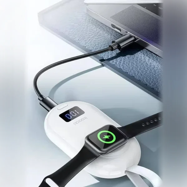 Power bank para Apple Watch Toocki recargándose por USB-C desde una laptop