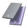 Dos power bank delgadas y rectangulares, una plateada y otra morada, están apiladas en ángulo. Ambas muestran 20 W en la esquina, lo que indica su potencia de salida. El fondo es blanco liso.