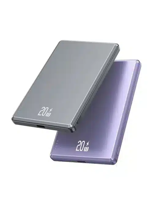 Dos power bank delgadas y rectangulares, una plateada y otra morada, están apiladas en ángulo. Ambas muestran 20 W en la esquina, lo que indica su potencia de salida. El fondo es blanco liso.