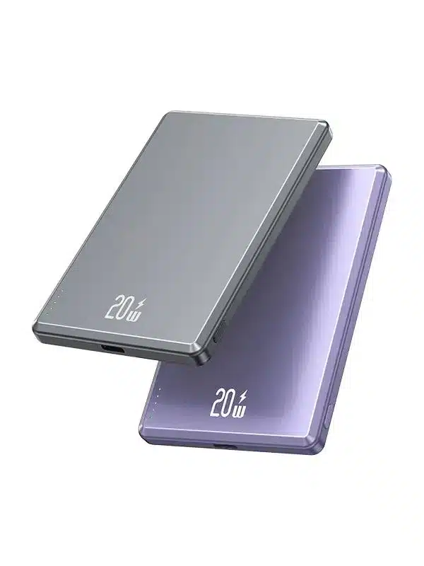 Dos power bank delgadas y rectangulares, una plateada y otra morada, están apiladas en ángulo. Ambas muestran 20 W en la esquina, lo que indica su potencia de salida. El fondo es blanco liso.