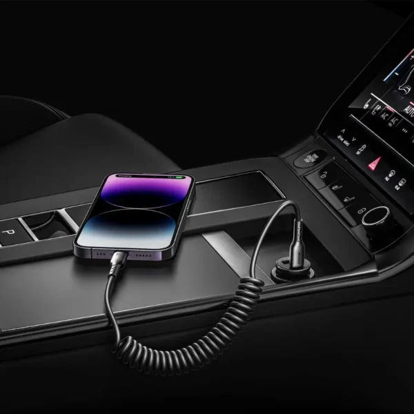 Cable iPhone Joyroom 30W retráctil en uso dentro del vehículo