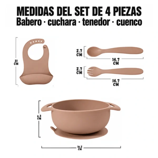 Medidas del set de cuatro piezas de silicona color caramelo Babero, cuchara, tenedor y cuenco con asas en color caramelo, con las medidas de cada pieza.