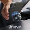Colocando el celular con una sola mano en el soporte magnético Joyroom ZS400