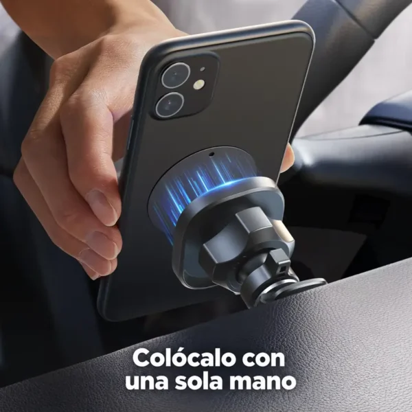 Colocando el celular con una sola mano en el soporte magnético Joyroom ZS400