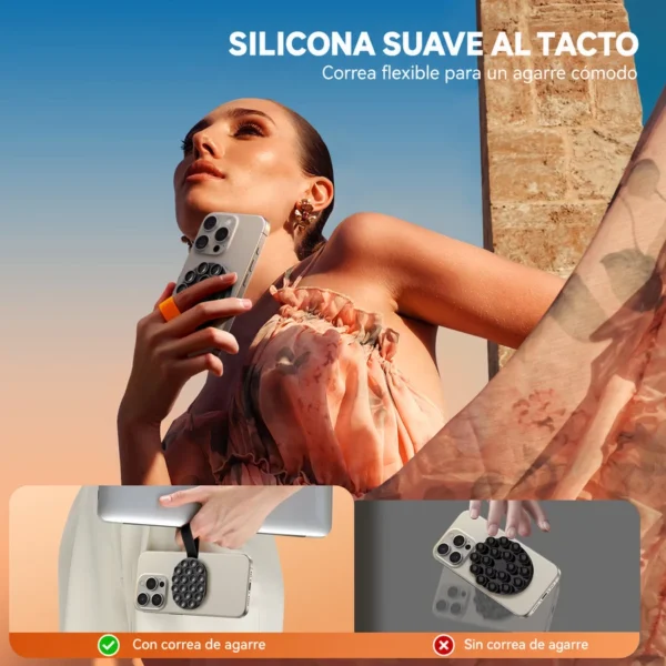 Mujer sosteniendo un celular con el soporte y detalle de la correa flexible de silicona.