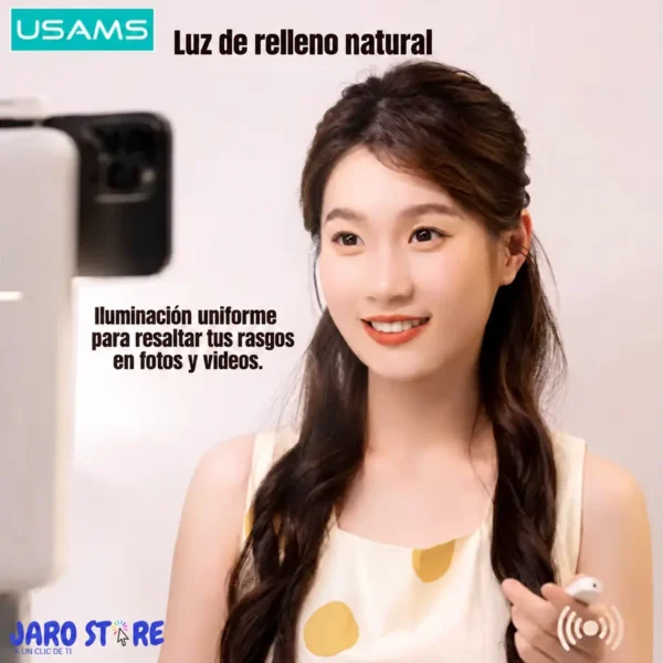 Mujer grabándose con el soporte para celular con luz LED Usams ZB265 que ilumina su rostro de forma uniforme