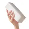 mano sosteniendo soporte celular plegado marca USAMS
