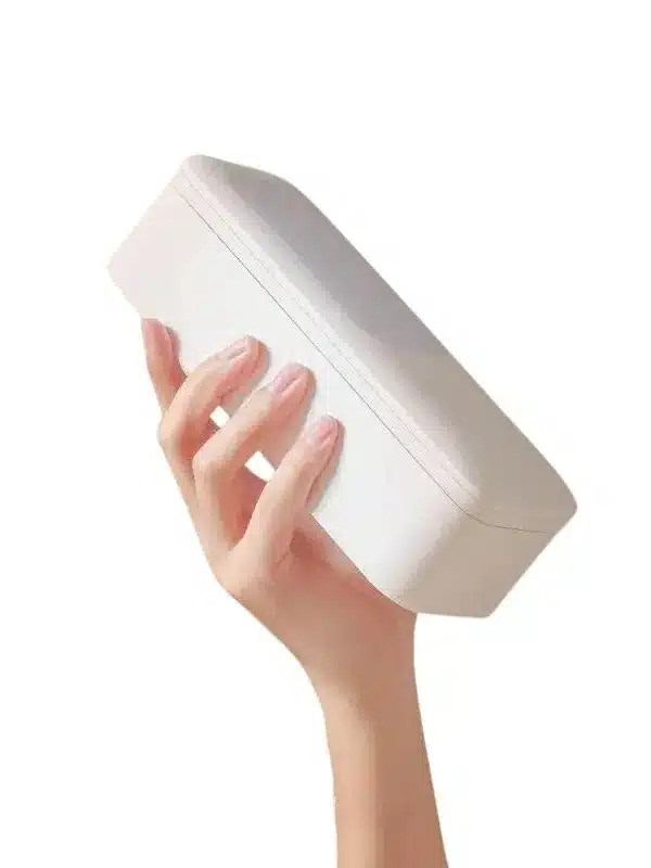 mano sosteniendo soporte celular plegado marca USAMS