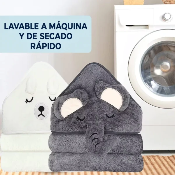 Toallas blanca y gris con capucha junto a una lavadora, con texto sobre lavado a máquina y secado rápido.